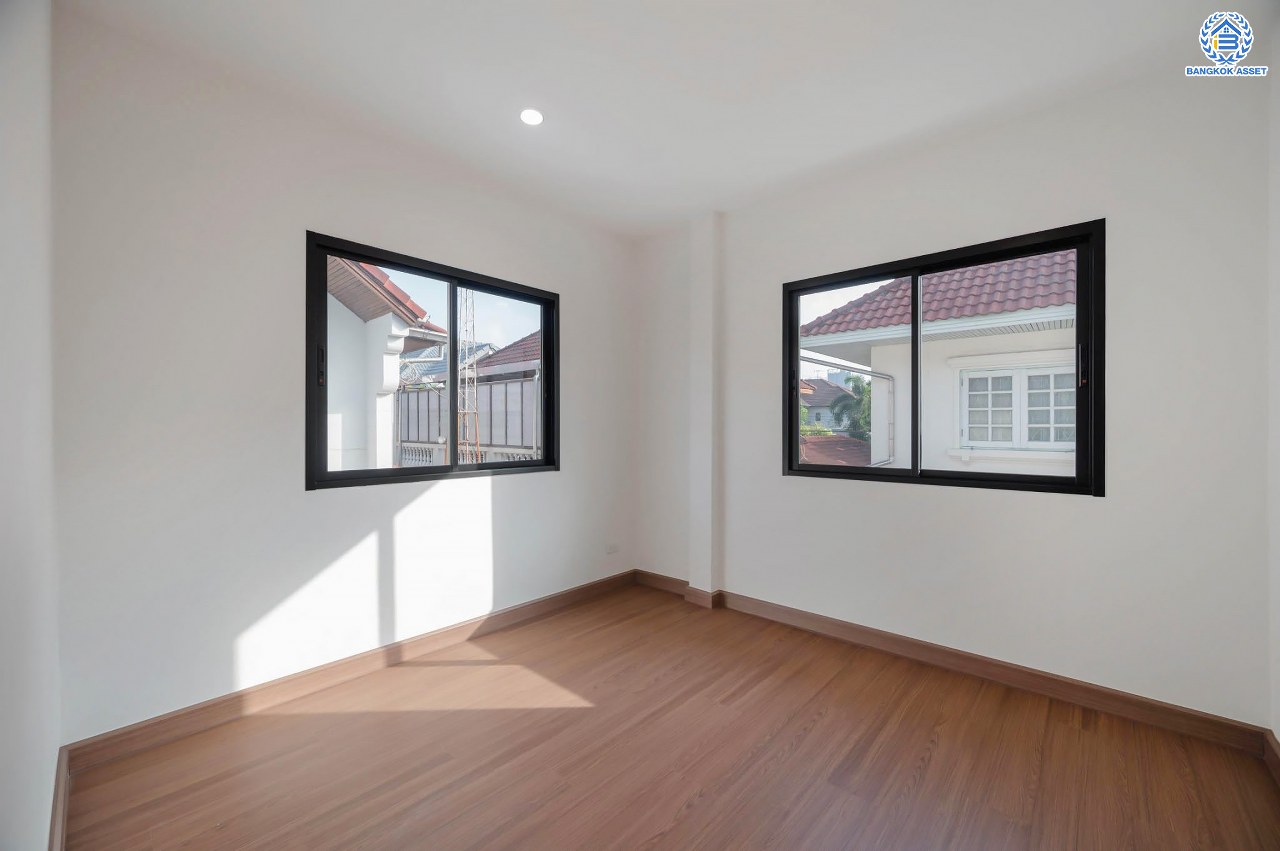 บ้านมือสองตกแต่งใหม่ โครงการ มณียา3 รัตนาธิเบศร์-ท่าอิฐ แบรนด์ Property Perfect หลังใหญ่ เนื้อที่ 61.3 ตร.ว. ฟังก์ชันครบ 3 ห้องนอน 2 ห้องน้ำ 1 ห้องอเนกประสงค์ 3 ที่จอดรถ บนทำเลเชื่อมต่อถนนรัตนาธิเบศร์ และถนนราชพฤกษ์ ใจกลาง 2 เซ็นทรัลฯ ใกล้ MRT "สถานีบางรักน้อยท่าอิฐ" และทางด่วน "งามวงศ์วาน"